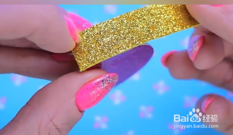 如何给芭比制作亮片斜挎包