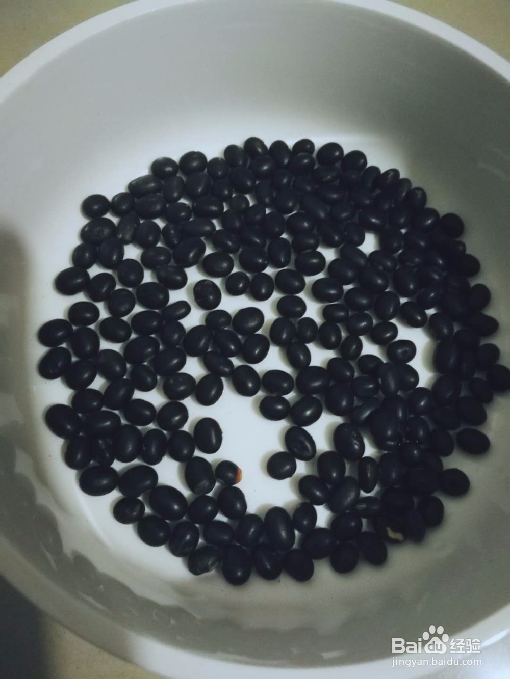 用豆浆机的果蔬功能制作红枣黑豆浆