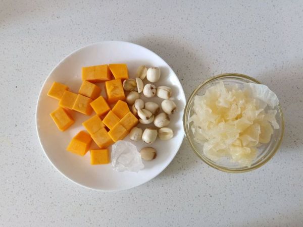 南瓜莲子银耳羹