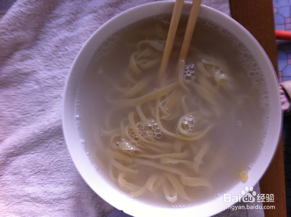 东北吉林的小吃热牛筋面做法（紫菜排骨味）