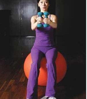 怎样简单哑铃操瘦手臂