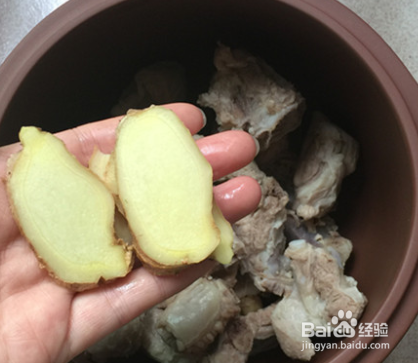 鲜香野生榛蘑煲排骨汤