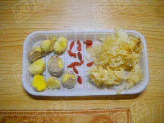 枸杞栗子银耳羹