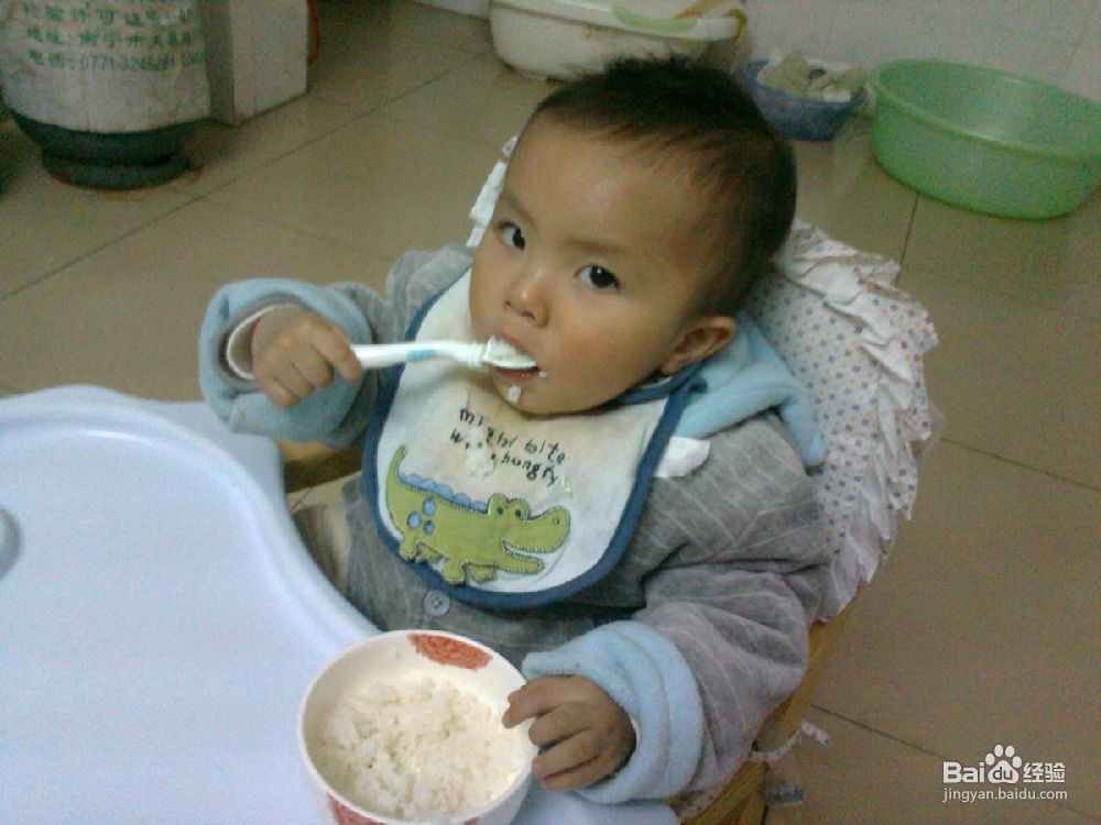 如何锻炼宝宝自己吃饭与注意事项
