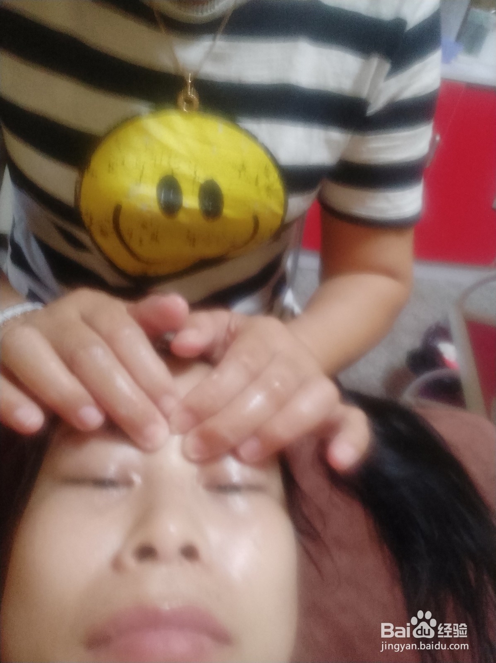 敷脸时按摩的方法