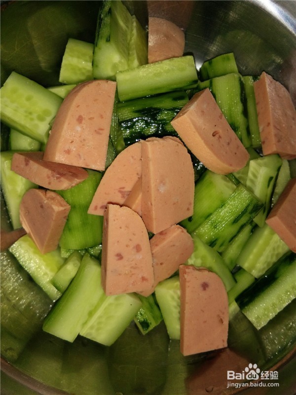黄瓜午餐肉花生米沙拉