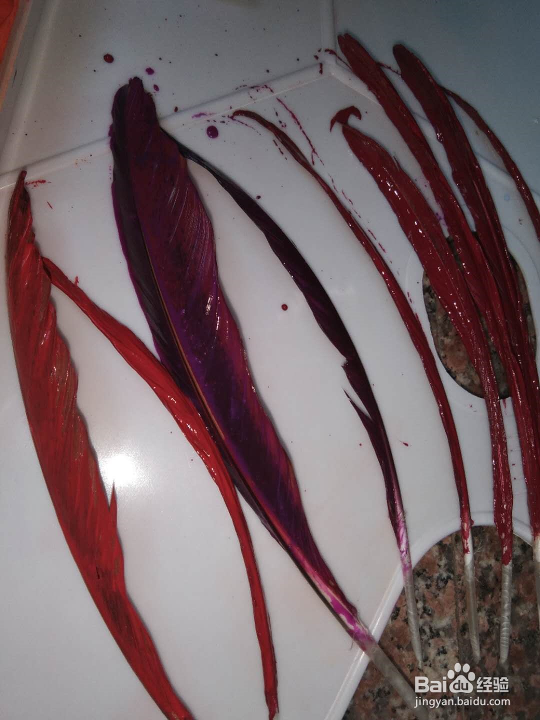 如何将鸡毛做成彩色羽毛