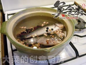 杂豆鲫鱼汤的做法