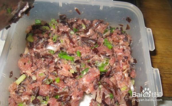 一步步做馋嘴的黑木耳瘦肉春卷