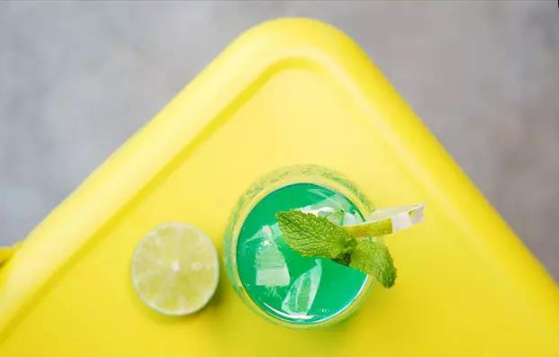 鸡尾酒怎么调，要呈蓝色的