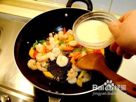 坚果炒什锦虾球