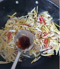 香饽饽的蒜黄炒千张