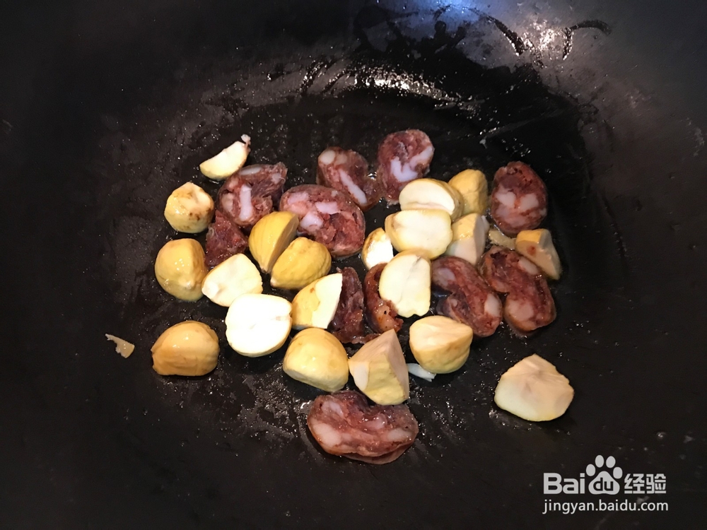 栗子腊肠煲仔饭的做法