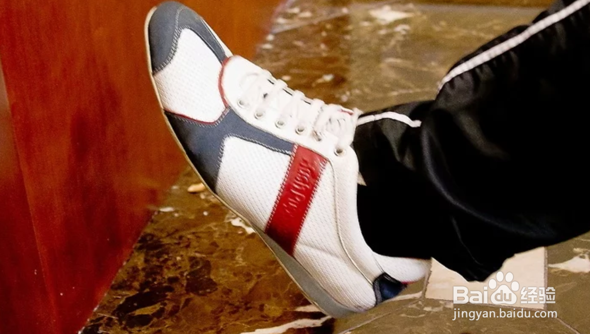 如何坐着练腹肌