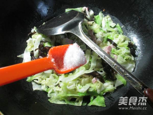 黑木耳咸肉炒圆白菜