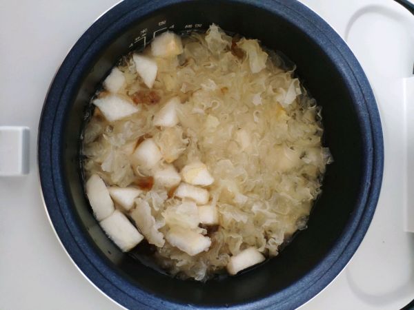 桃胶银耳雪梨羹