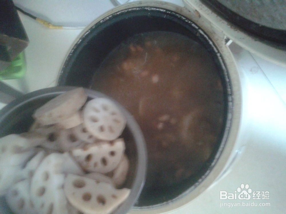 花生莲藕煲脊骨汤