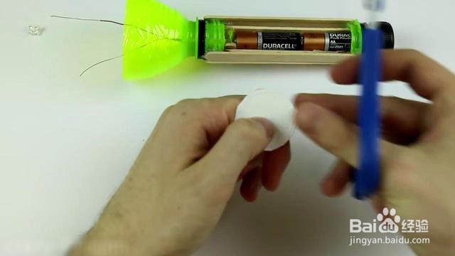 用塑料瓶做手电筒,最后的结果“亮”了。