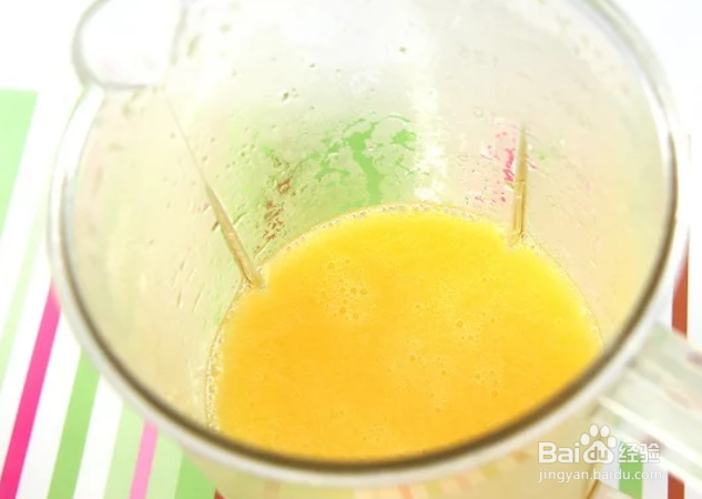 制作新鲜的芒果汁