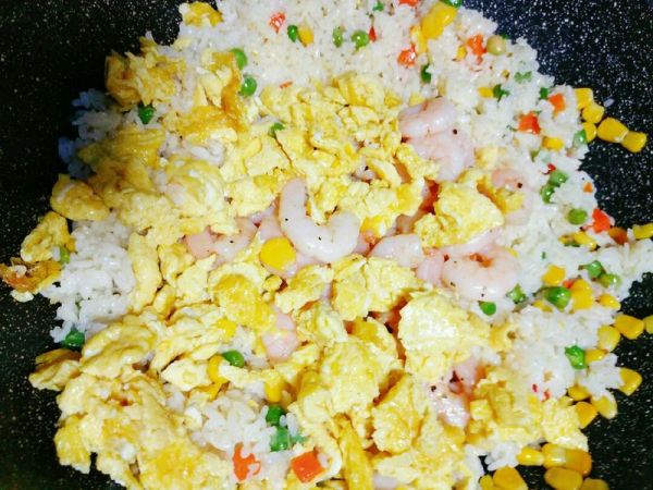 虾仁杂蔬蛋炒饭