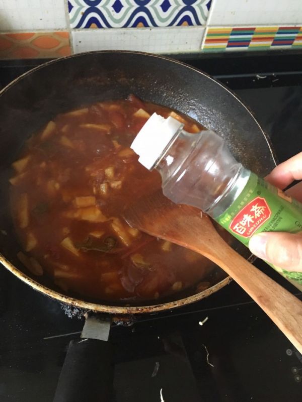 金针菇酸汤肥牛卷