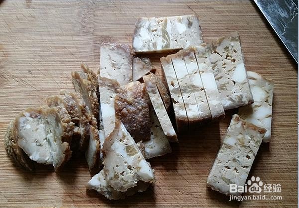 怎么制作美味的蒜苗炒猪血丸子？