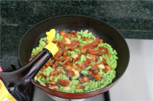 五花肉腊肠豇豆焖饭