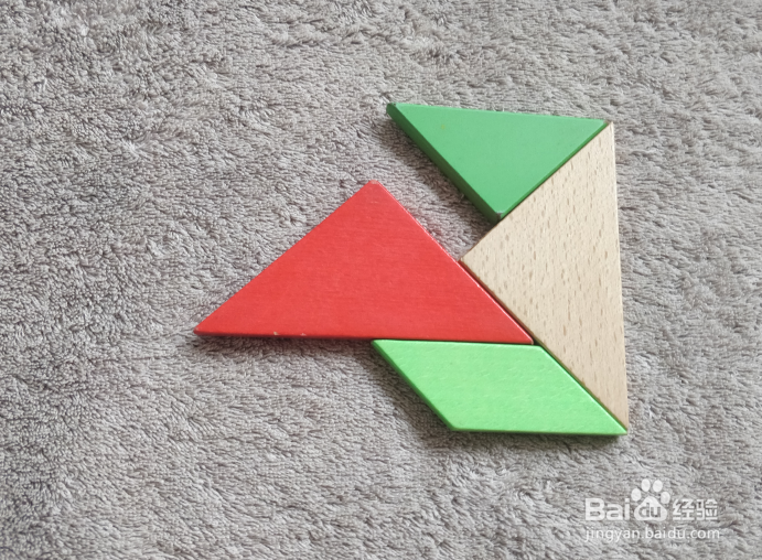 用七巧板怎样拼一个坐着修复纸飞机的小学生呢？