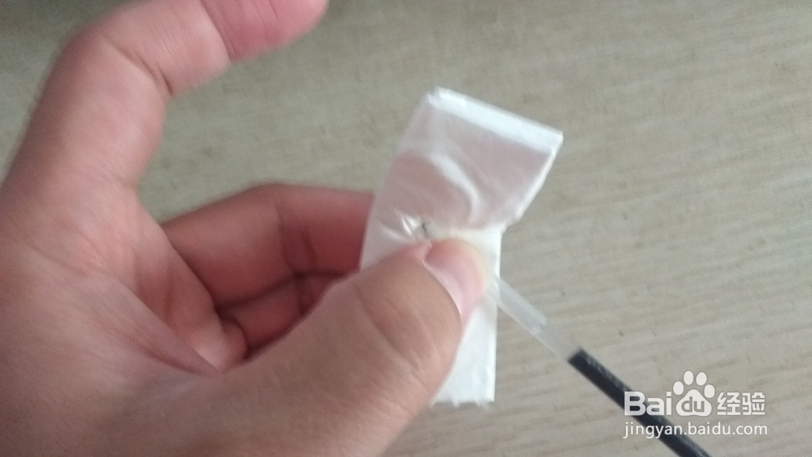 如何用一块手纸和一个中性笔芯做简易的手机支架