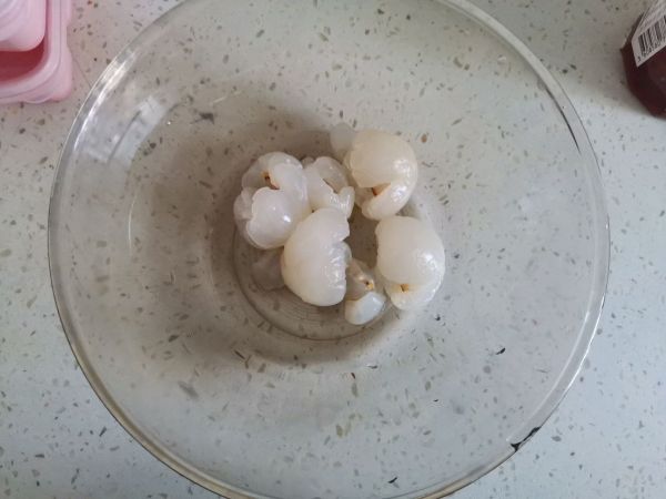 荔枝草莓柠檬冰饮