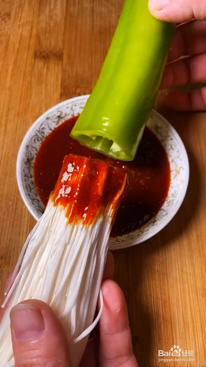 如何自制美味好吃的青椒包金针菇