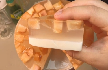 如何自制粉嫩蜜桃果冻蛋糕?