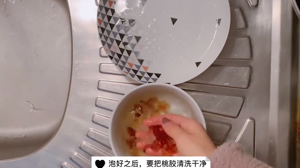 桃胶炖奶怎么做