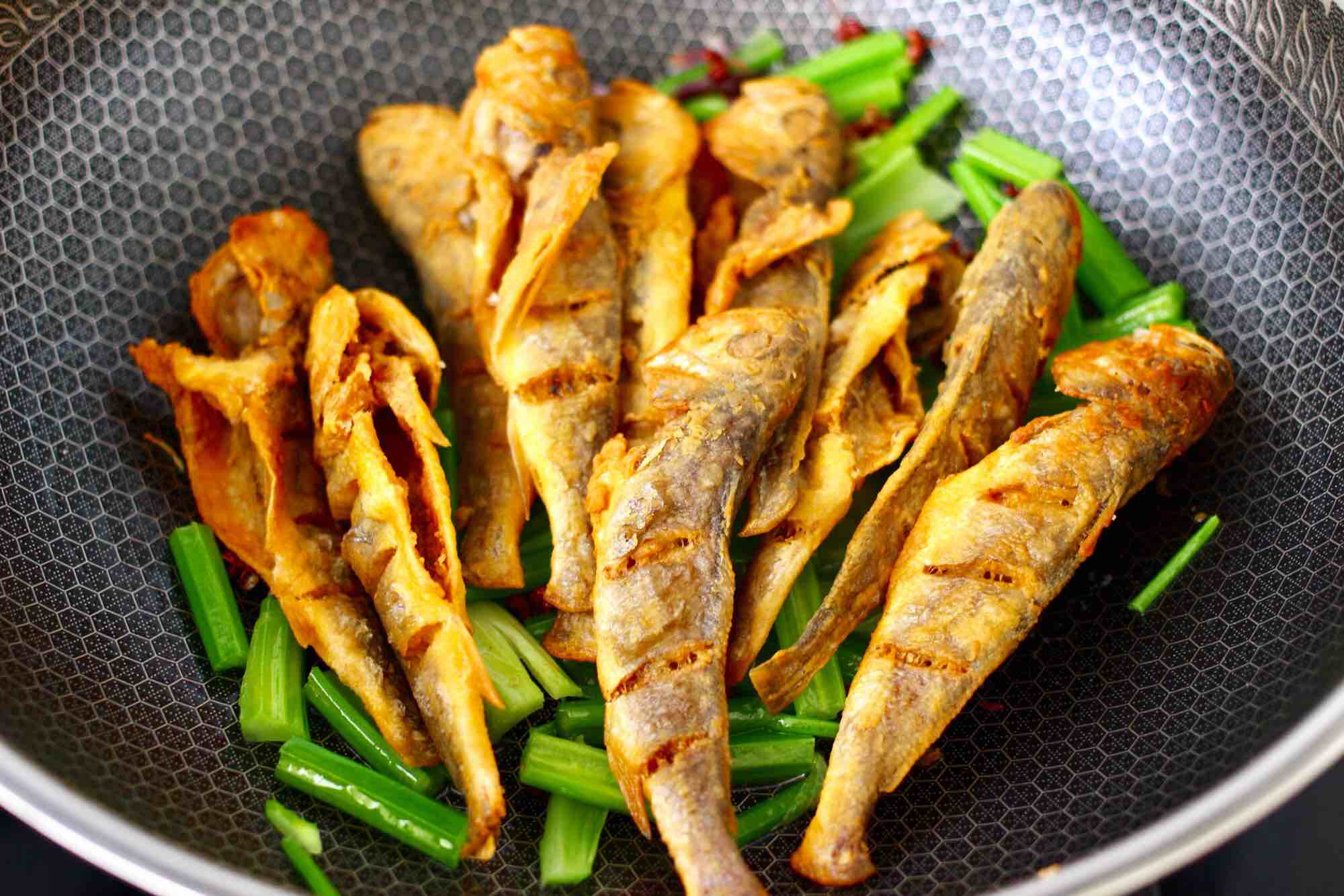 干锅脆鱼的做法