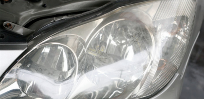 怎么清理车灯上老化的塑料薄膜