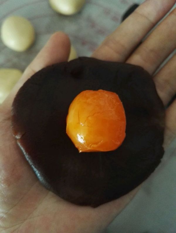 传统广式蛋黄月饼