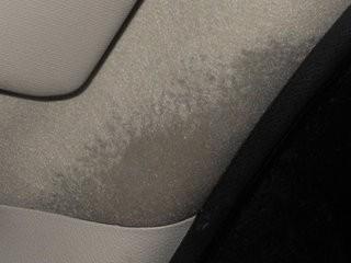 小车右边后排地下有水是什么原因