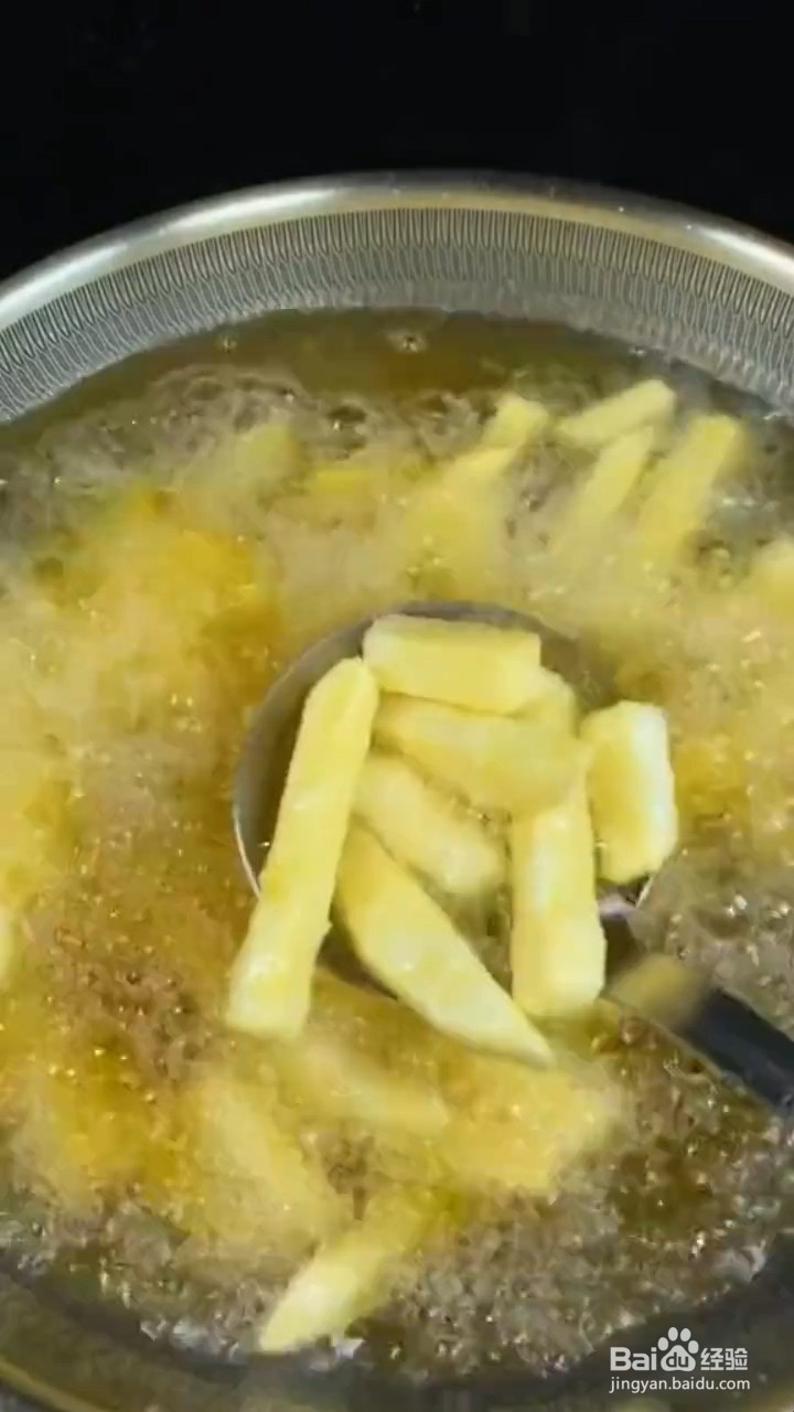 如何制作东北土豆酱汁条？