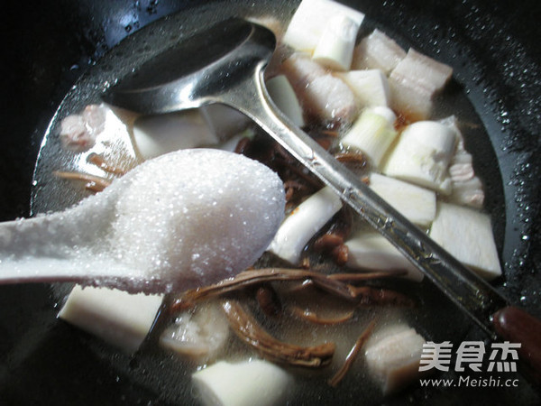 茶树菇茭白烧五花肉