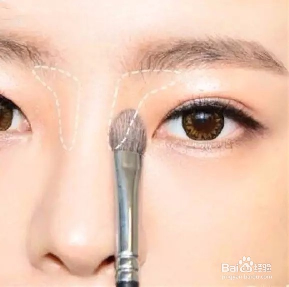 几个简单的化妆步骤,轻松打造高鼻梁