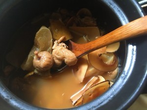 润肺去燥的雪梨无花果海底椰瘦肉汤