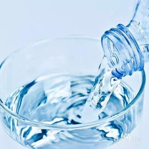 水里有白色漂浮物