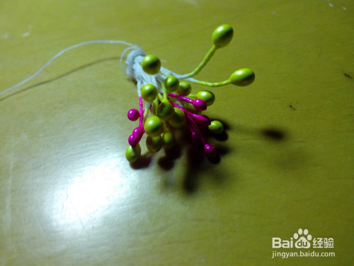 将令一边也向下折,一个花瓣就做出来了