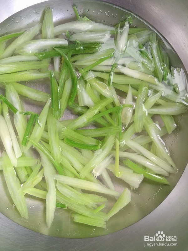 甜蒜汁拌芹菜皮蛋的做法