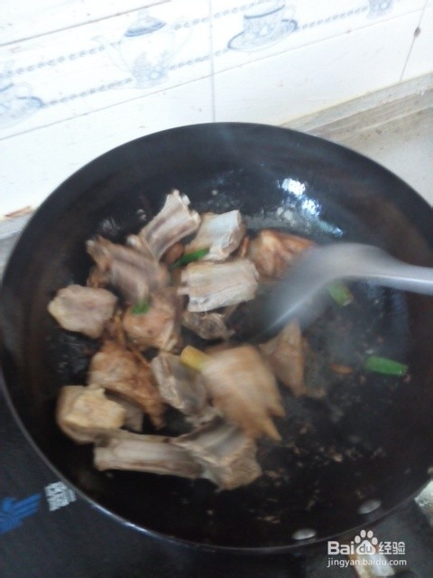 抓住家中的美食：[1]烹制西红柿羊排火锅