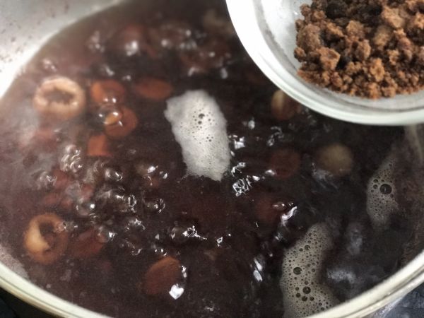 春天不忘䃼血养颜 红豆补血茶