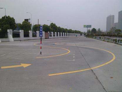 科目二曲线行驶怎么打方向盘