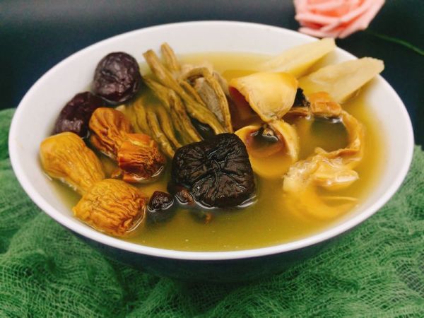 姬松茸茶树菇墨鱼汤