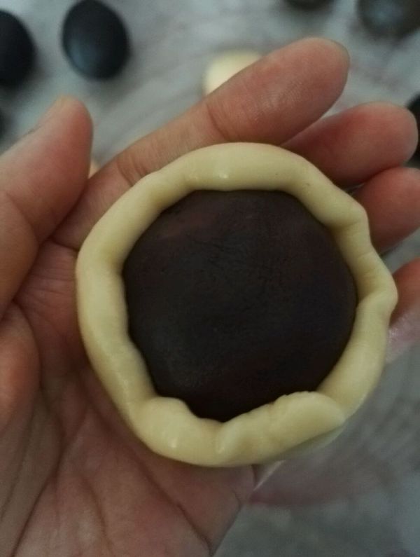 传统广式蛋黄月饼