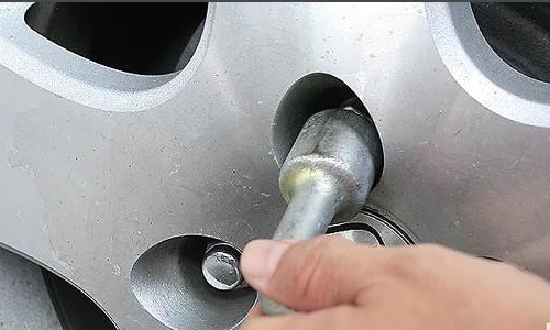 汽车车轮上面黑色的塑料板被摩擦了怎么修复